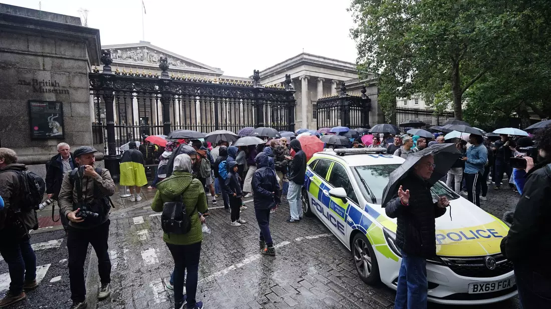Nach einem Vorfall unweit des British Museum ist ein Mensch mit einer Stichverletzung in ein Krankenhaus gebracht worden. - Bild: Jordan Pettitt/PA Wire/dpa