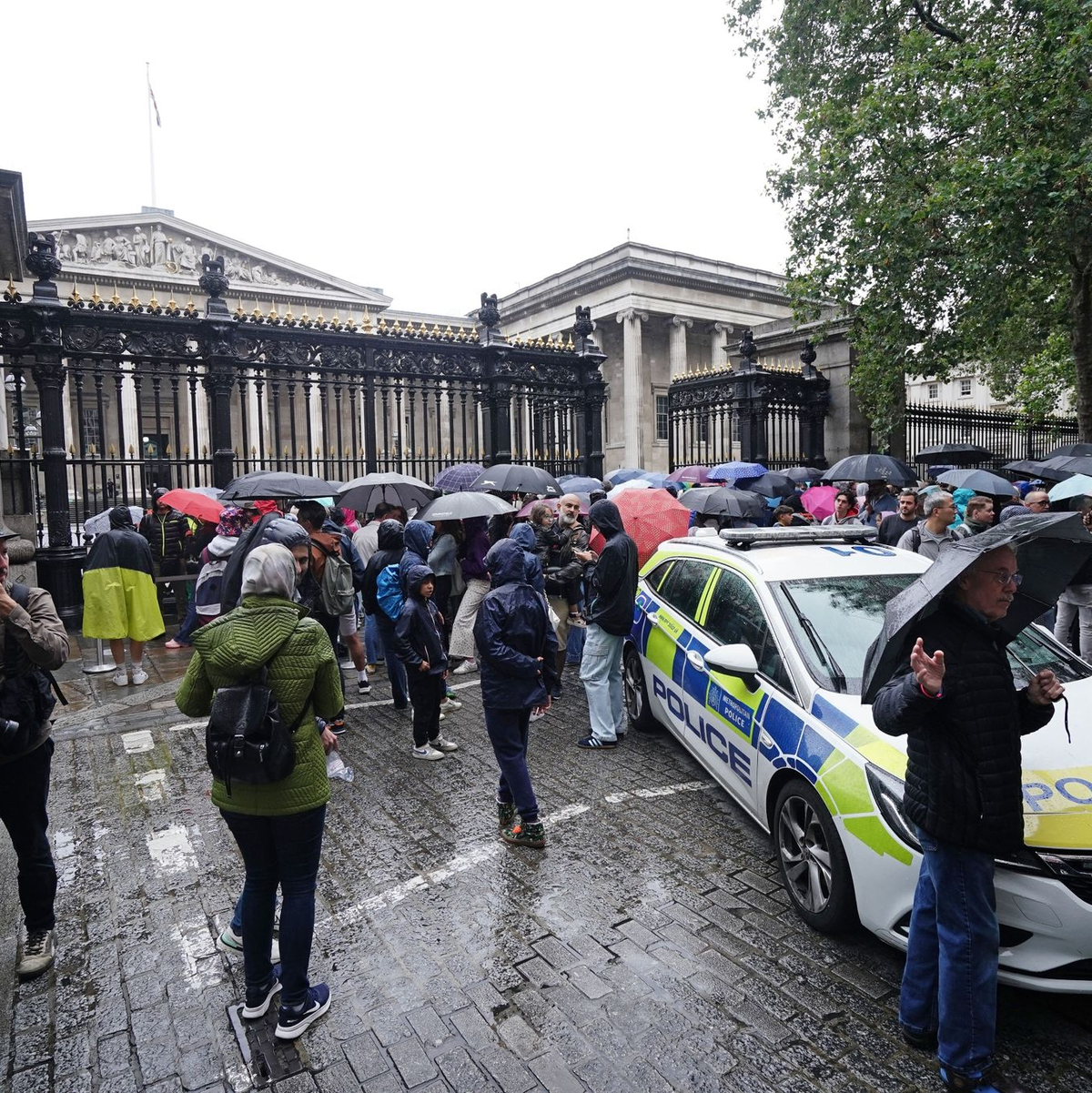 Nach einem Vorfall unweit des British Museum ist ein Mensch mit einer Stichverletzung in ein Krankenhaus gebracht worden. - Foto: Jordan Pettitt/PA Wire/dpa