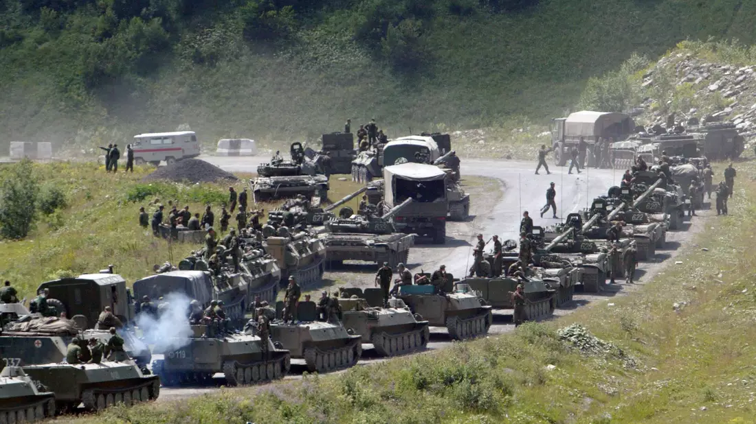 Russische Panzer fahren am 9. August 2008 nach Zchinwali, die Hauptstadt von Georgiens abtrünniger Region Südossetien. - Bild: Musa Sadulayev/AP/dpa/Archiv