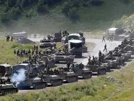 Russische Panzer fahren am 9. August 2008 nach Zchinwali, die Hauptstadt von Georgiens abtrünniger Region Südossetien. - Foto: Musa Sadulayev/AP/dpa/Archiv