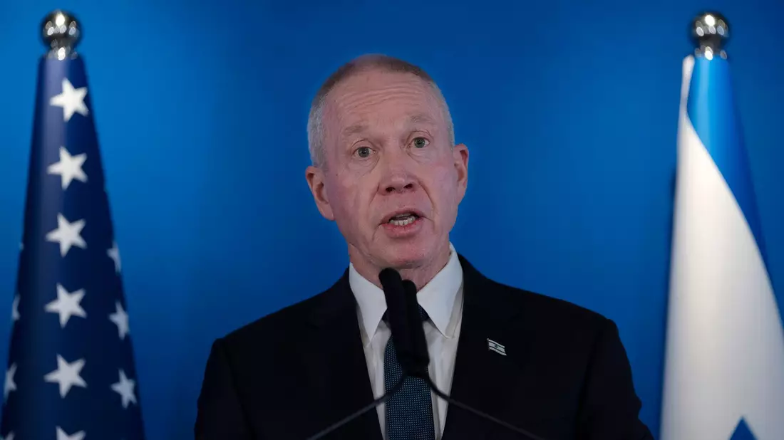 Im Kriegsfall «werden wir nicht zögern, unsere ganze Stärke einzusetzen», sagt Israels Verteidigungsminister Joav Galant. - Bild: Maya Alleruzzo/AP/dpa/Archiv