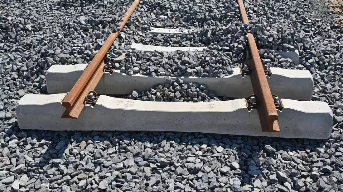 Schienen für ein neues Gleis an einer Baustelle der Bahn. - Bild: Patrick Pleul/dpa