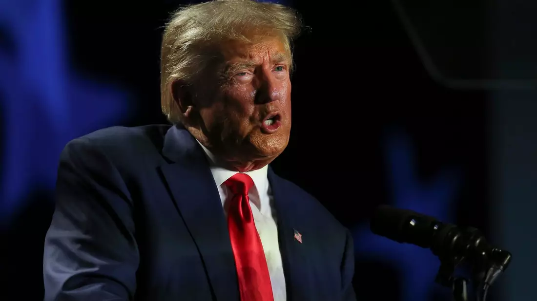 Ein Richter in den USA wirft Donald Trump Betrug vor. - Bild: Artie Walker Jr./AP/dpa