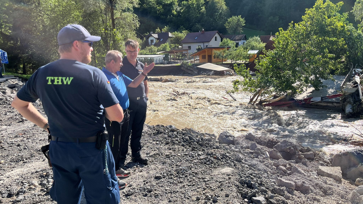 Schäden an einer Brücke in der slowenischen Katastrophenregion. Slowenien hatte am Wochenende um Hilfe aus dem Ausland gebeten. - Foto: ---/Technisches Hilfswerk/dpa