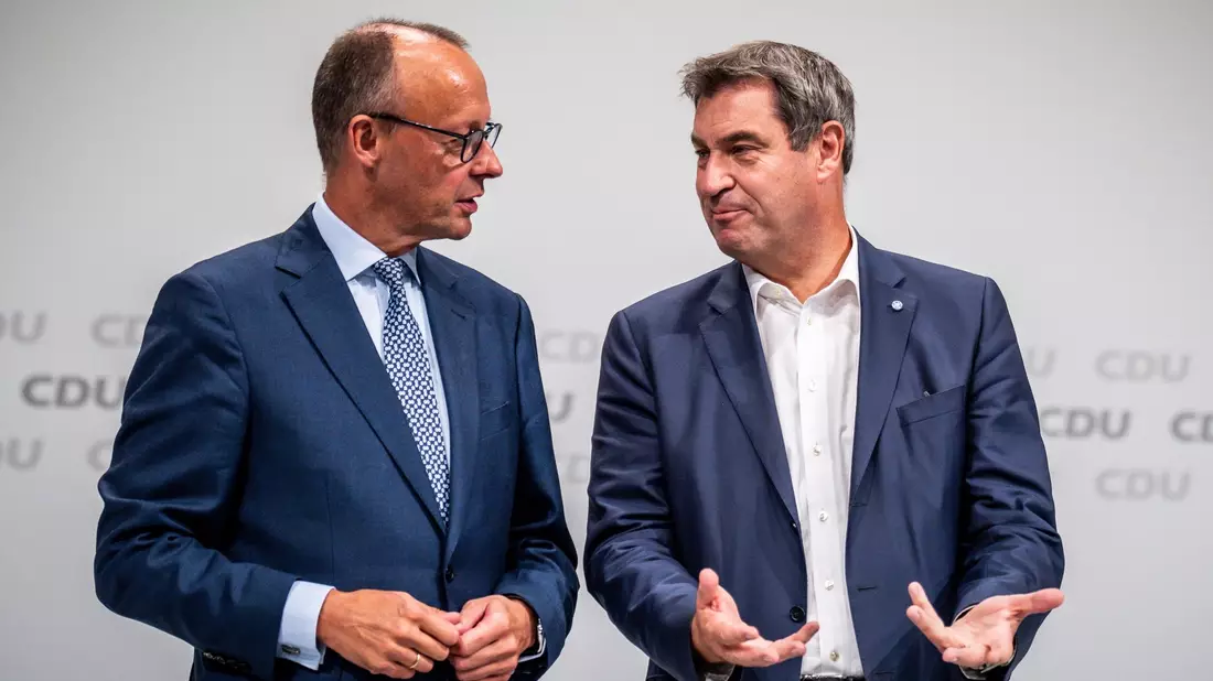 CDU-Chef Friedrich Merz (l) und CSU-Chef Markus Söder haben zur Frage, wann die Union ihren Kanzlerkandidaten küren soll, zuletzt ein Paradebeispiel für missverständliche Kommunikation gegeben. - Bild: Michael Kappeler/dpa/Archiv