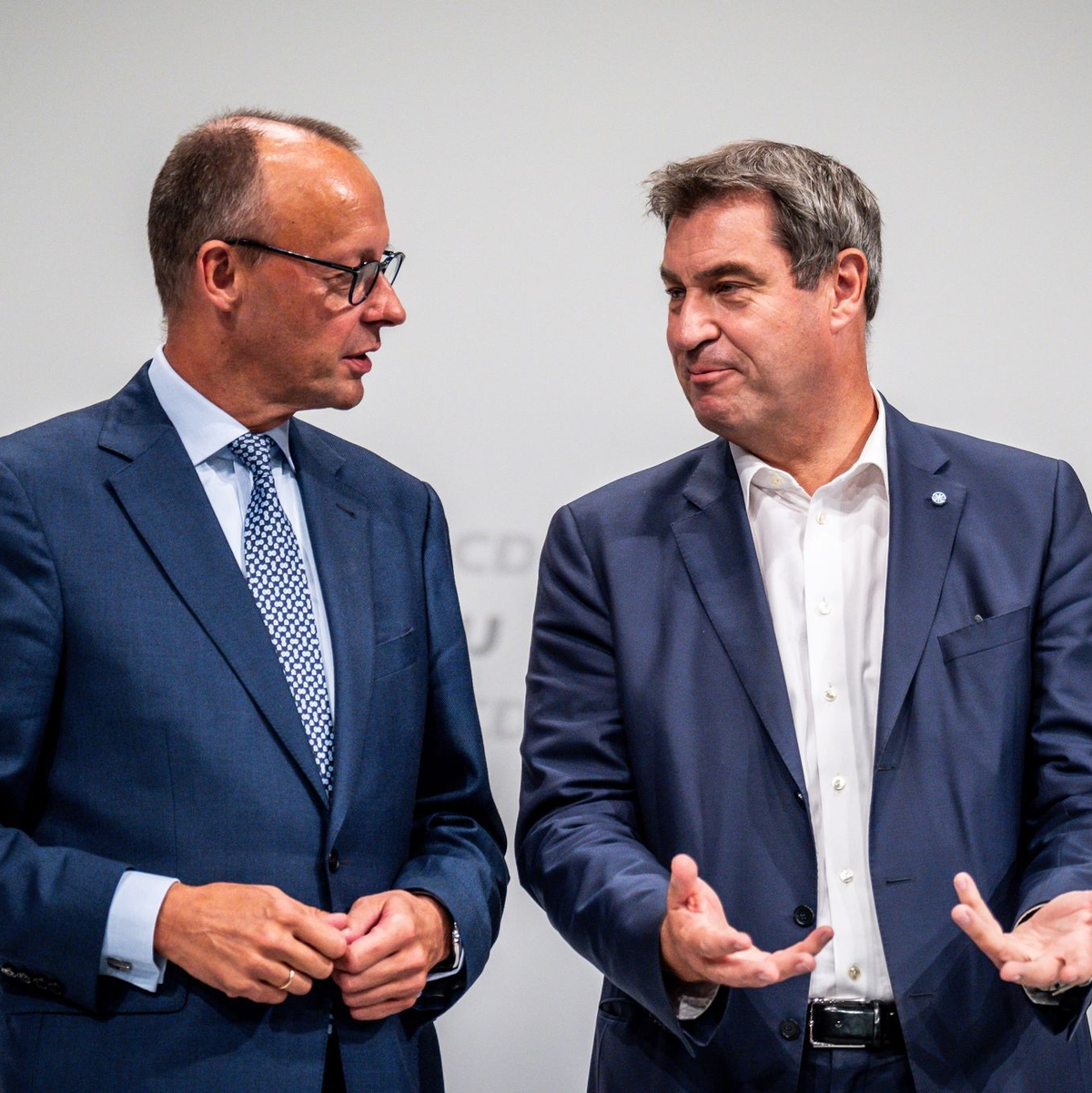CDU-Chef Friedrich Merz (l) und CSU-Chef Markus Söder haben zur Frage, wann die Union ihren Kanzlerkandidaten küren soll, zuletzt ein Paradebeispiel für missverständliche Kommunikation gegeben. - Foto: Michael Kappeler/dpa/Archiv