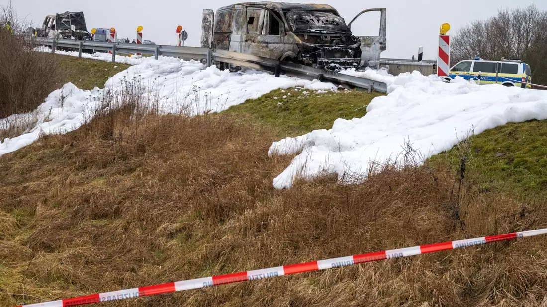 Der ausgebrannte Geldtransporter am 2. März an der Anschlussstelle Gützkow. - Bild: dpa