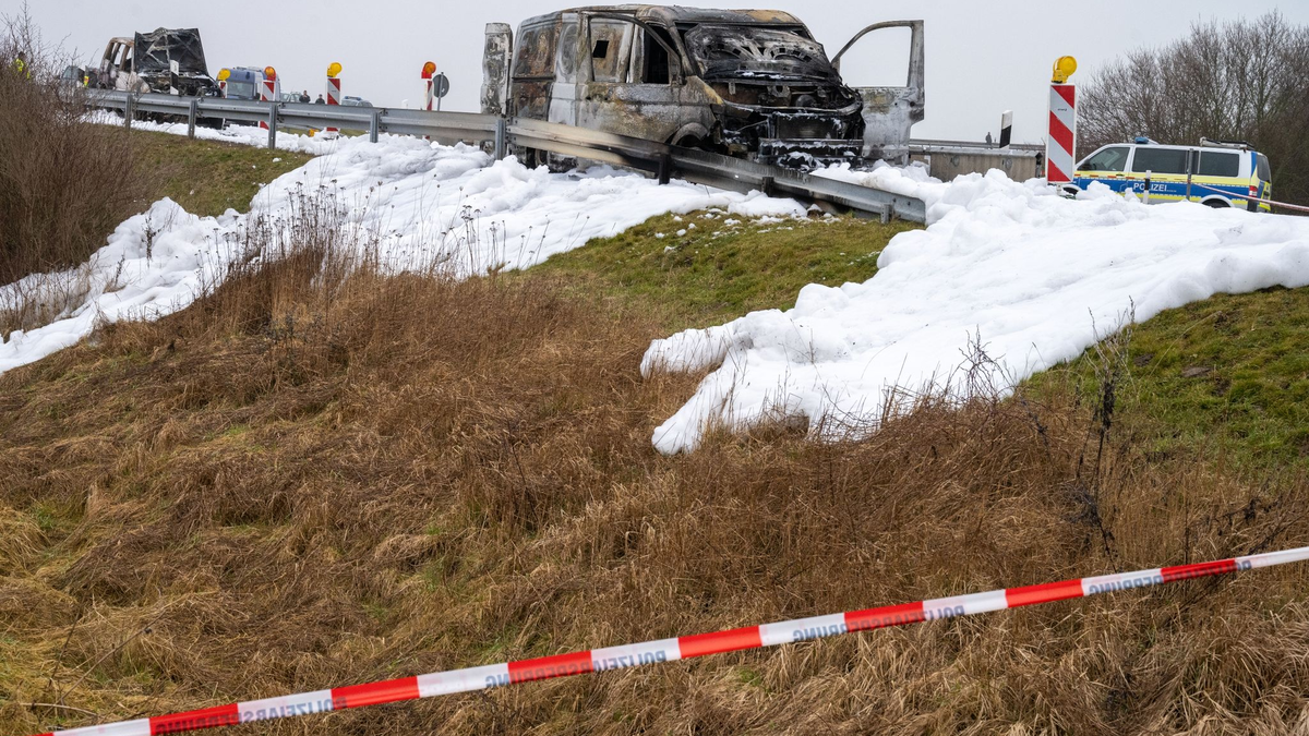 Der ausgebrannte Geldtransporter am 2. März an der Anschlussstelle Gützkow. - Foto: dpa