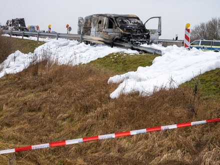 Der ausgebrannte Geldtransporter am 2. März an der Anschlussstelle Gützkow. - Foto: dpa