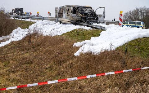Der ausgebrannte Geldtransporter am 2. März an der Anschlussstelle Gützkow. - Foto: dpa