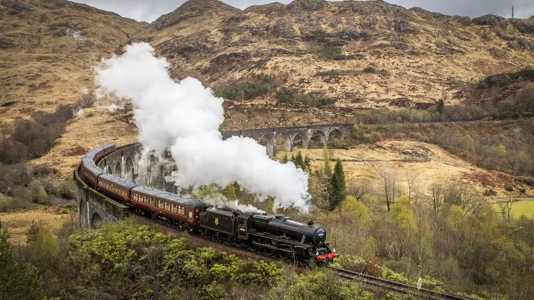 Der «Harry Potter»-Zug fährt normalerweise zweimal täglich auf der Strecke zwischen Fort William nach Mallaig an der Westküste. - Bild: Jane Barlow/PA Wire/dpa