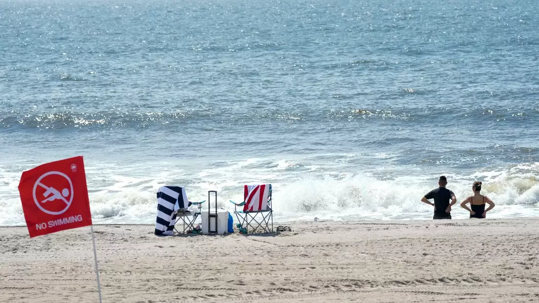 Der Strand von Rockaway wurde nach einem Hai-Angriff für einen Tag gesperrt. - Bild: Mary Altaffer/AP/dpa