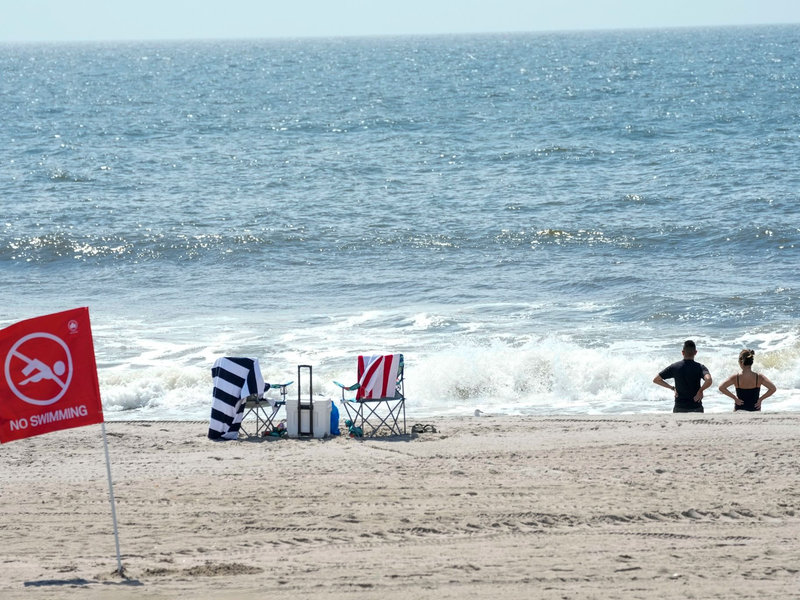 Der Strand von Rockaway wurde nach einem Hai-Angriff für einen Tag gesperrt. - Foto: Mary Altaffer/AP/dpa