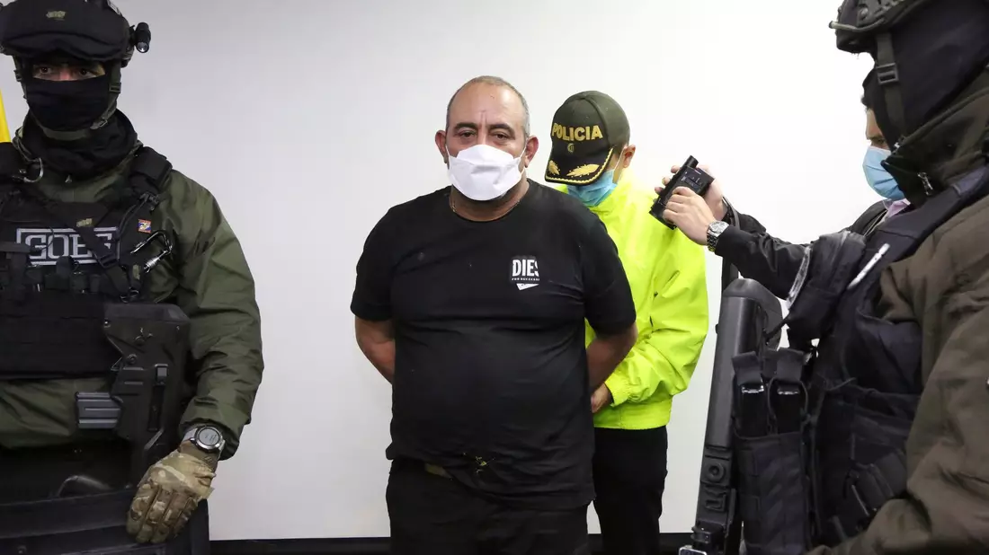 Dairo Antonio Usuga alias «Otoniel» wird im Oktober 2021 bei seiner Ankunft in Bogota in Handschellen abgeführt. - Bild: Uncredited/Colombia Police Press Office/AP/dpa/Archiv