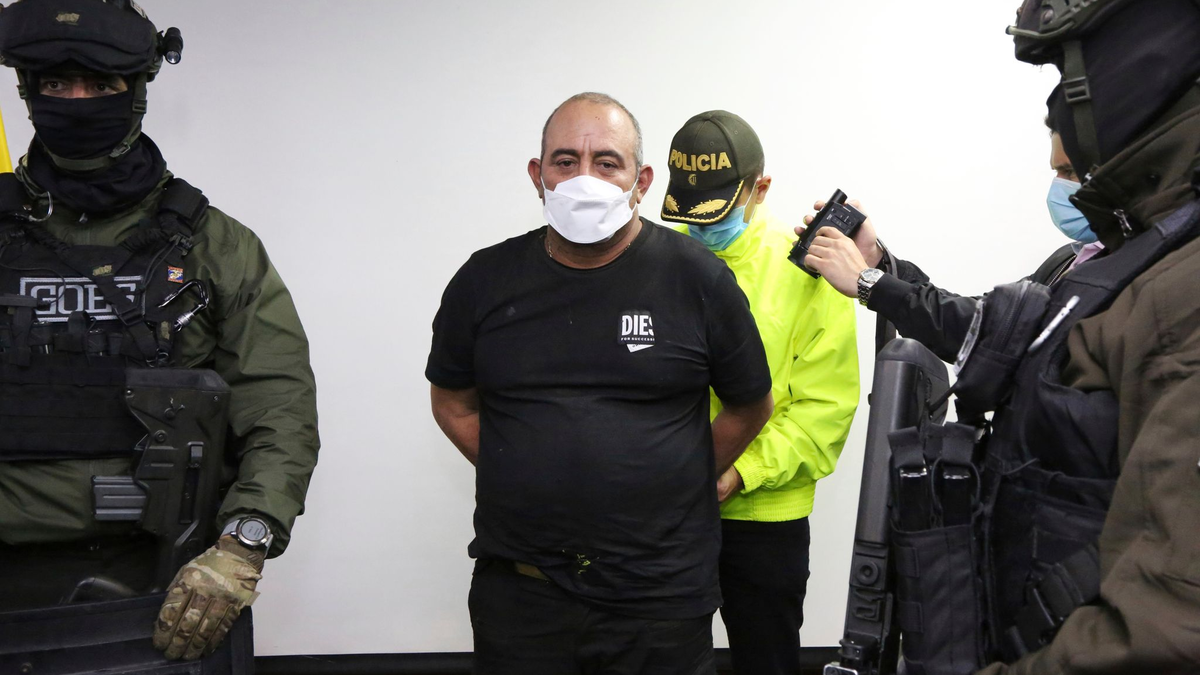 Dairo Antonio Usuga alias «Otoniel» wird im Oktober 2021 bei seiner Ankunft in Bogota in Handschellen abgeführt. - Foto: Uncredited/Colombia Police Press Office/AP/dpa/Archiv