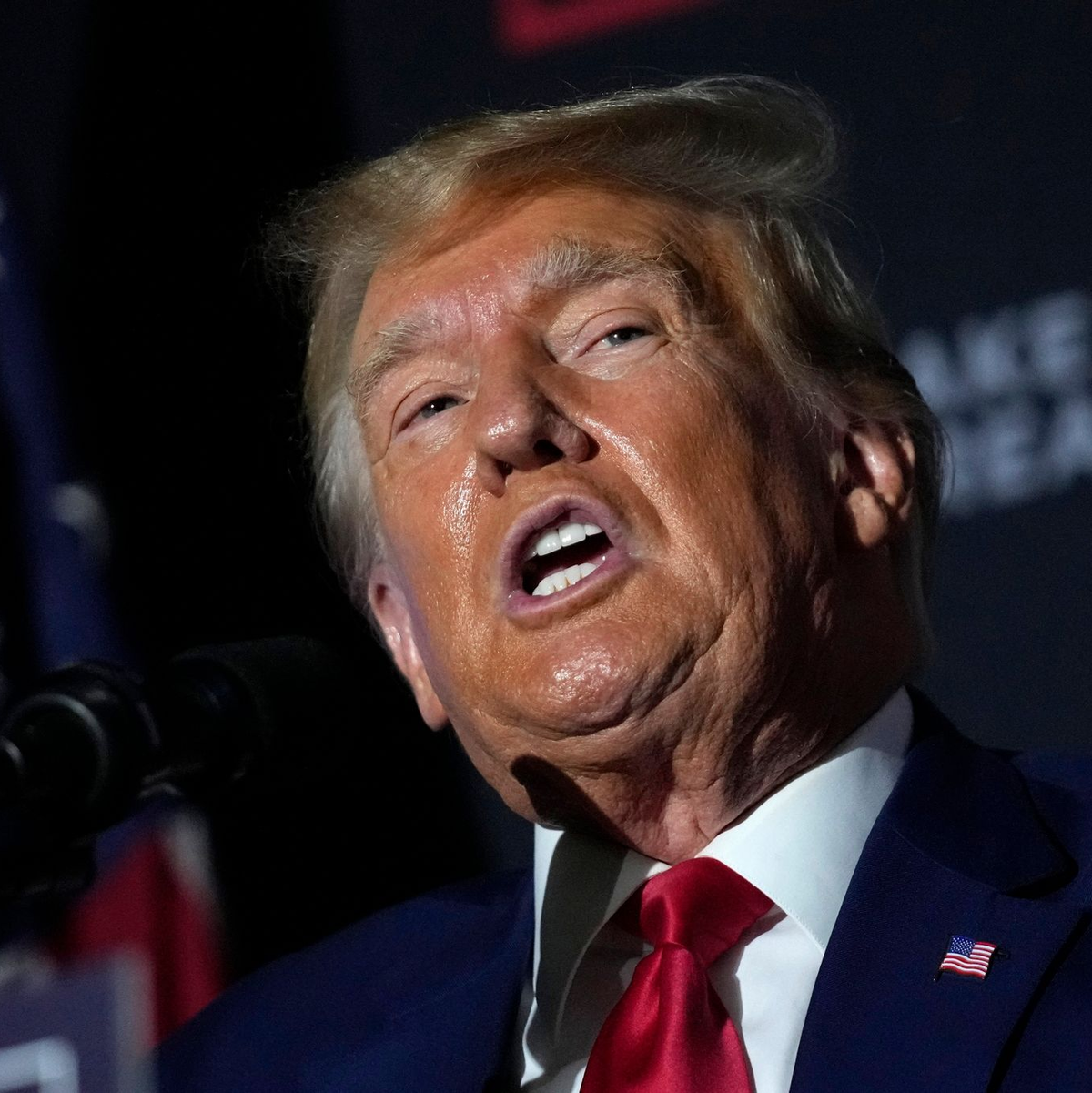 Der ehemalige US-Präsident Donald Trump wird wegen versuchter Wahlbeeinflussung angeklagt. - Foto: Robert F. Bukaty/AP/dpa