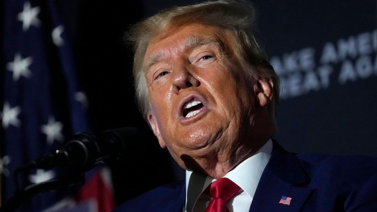 Der ehemalige US-Präsident Donald Trump wird wegen versuchter Wahlbeeinflussung angeklagt. - Foto: Robert F. Bukaty/AP/dpa