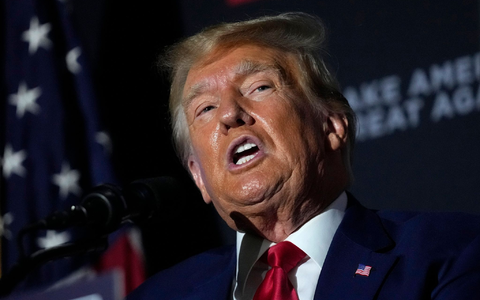 Der ehemalige US-Präsident Donald Trump wird wegen versuchter Wahlbeeinflussung angeklagt. - Foto: Robert F. Bukaty/AP/dpa