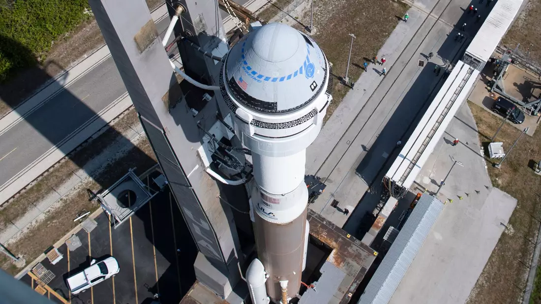 Der «Starliner» von Boeing wird auf dem Weltraumbahnhof Cape Canaveral in Florida zur Startrampe gerollt. - Bild: Joel Kowsky/NASA via AP/dpa