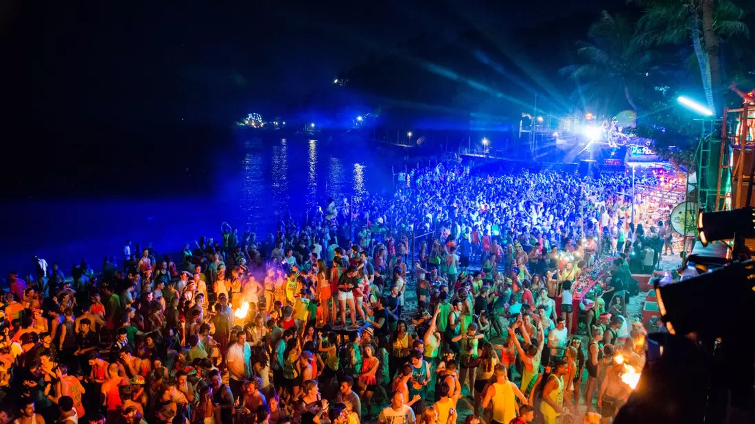 Die Full-Moon-Partys von Koh Phangan gehören seit viel Jahren zum Fixpunkt vieler Thailand-Touristen. - Bild: picture alliance / dpa
