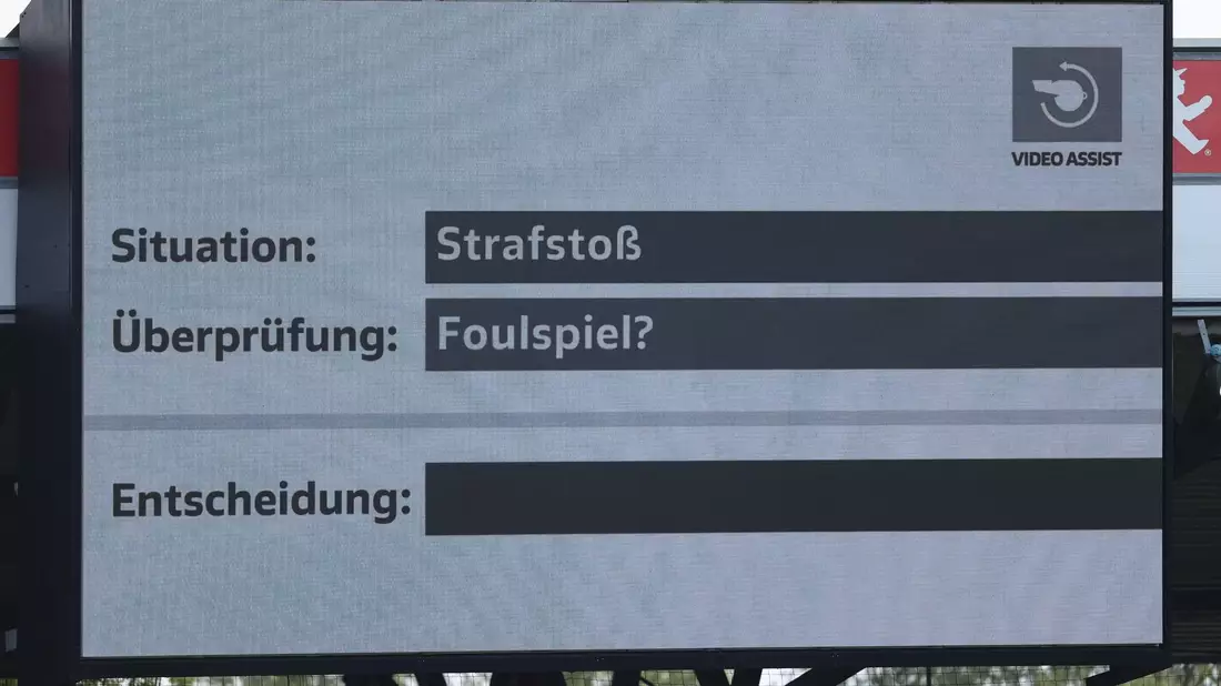 Der Videobeweis sorgt im Fußball weiter für Diskussionen. - Bild: Andreas Gora/dpa