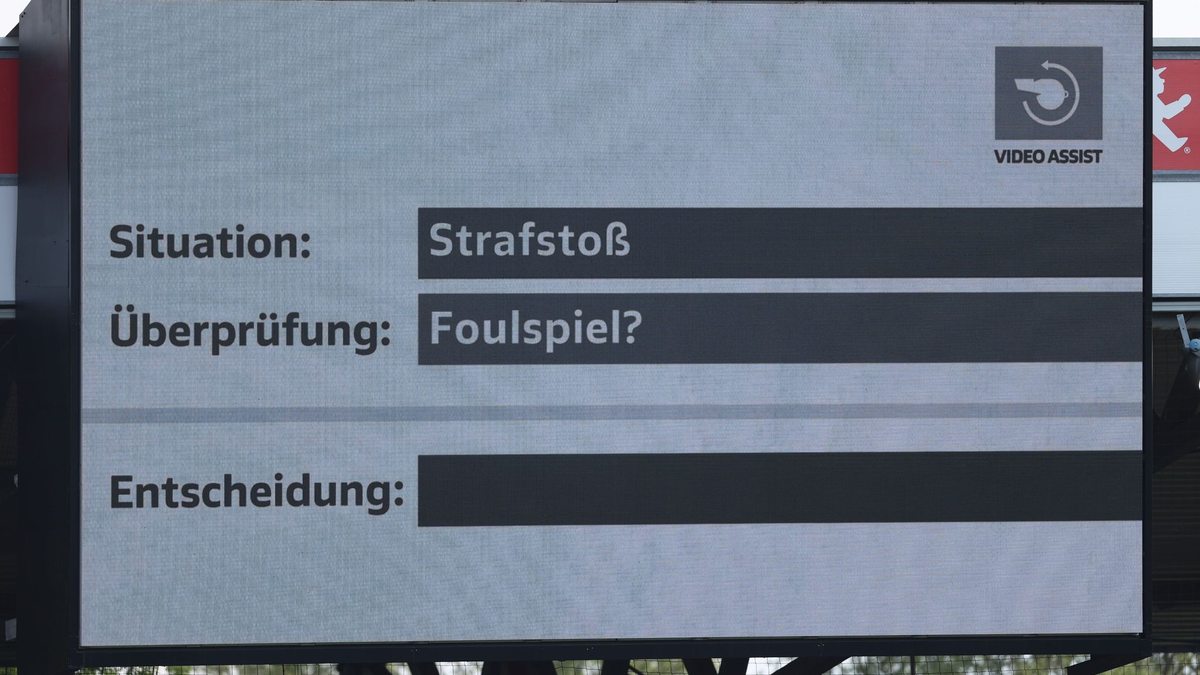 Der Videobeweis sorgt im Fußball weiter für Diskussionen. - Foto: Andreas Gora/dpa