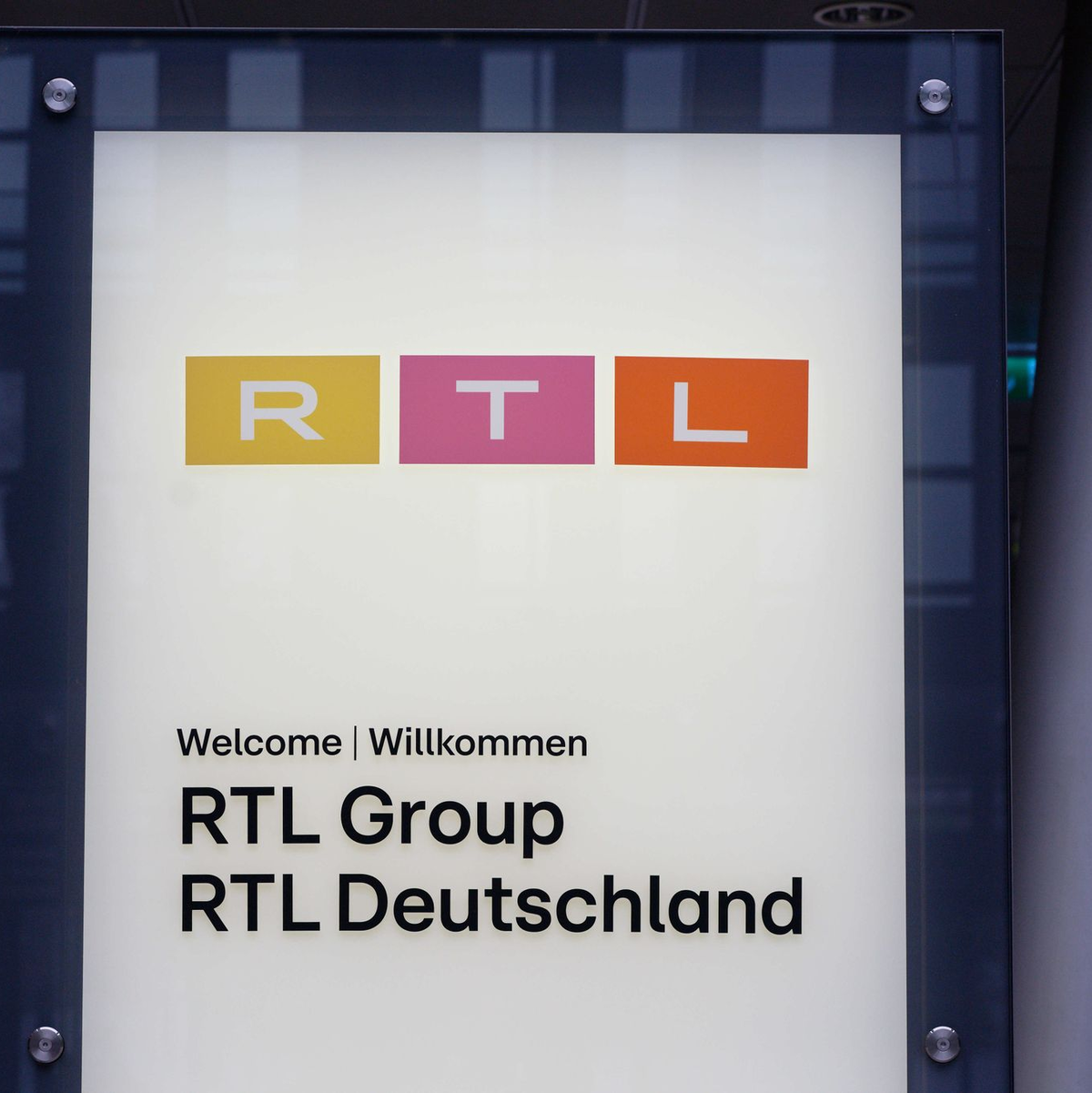 Ein Schild am Eingang des RTL-Gebäudes in Köln: Die RTL Group hat Halbjahreszahlen bekanntgegeben. - Foto: Henning Kaiser/dpa