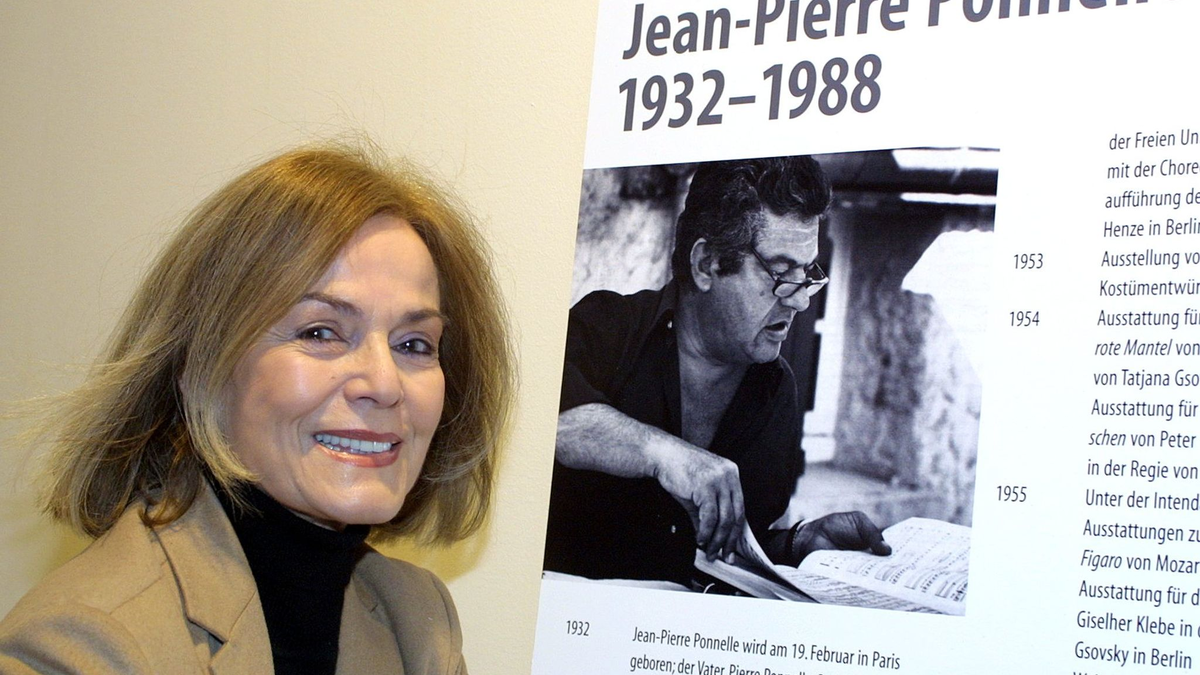Margit Saad neben einem Bild ihres Mannes Jean-Pierre Ponnelle. - Foto: Tom Maelsa/dpa