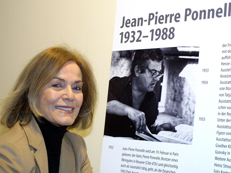 Margit Saad neben einem Bild ihres Mannes Jean-Pierre Ponnelle. - Foto: Tom Maelsa/dpa