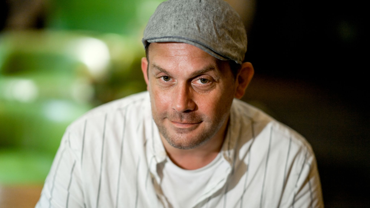 Schauspieler Sebastian Bezzel beim dpa-Interview in Berlin. - Foto: Britta Pedersen/dpa-Zentralbild/dpa