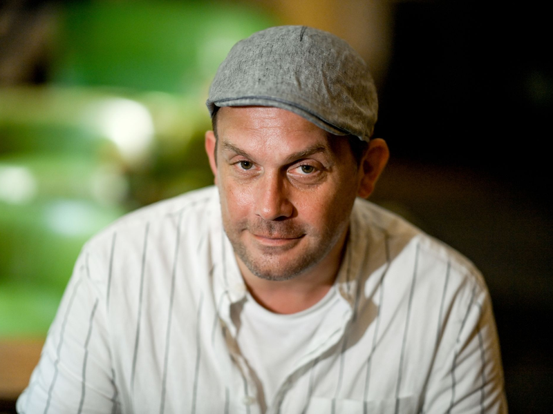 Schauspieler Sebastian Bezzel beim dpa-Interview in Berlin. - Foto: Britta Pedersen/dpa-Zentralbild/dpa