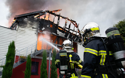 Feuerwehrleute löschen einen Brand in einer Ferienunterkunft in Ostfrankreich. - Foto: Patrick Kerber/dpa