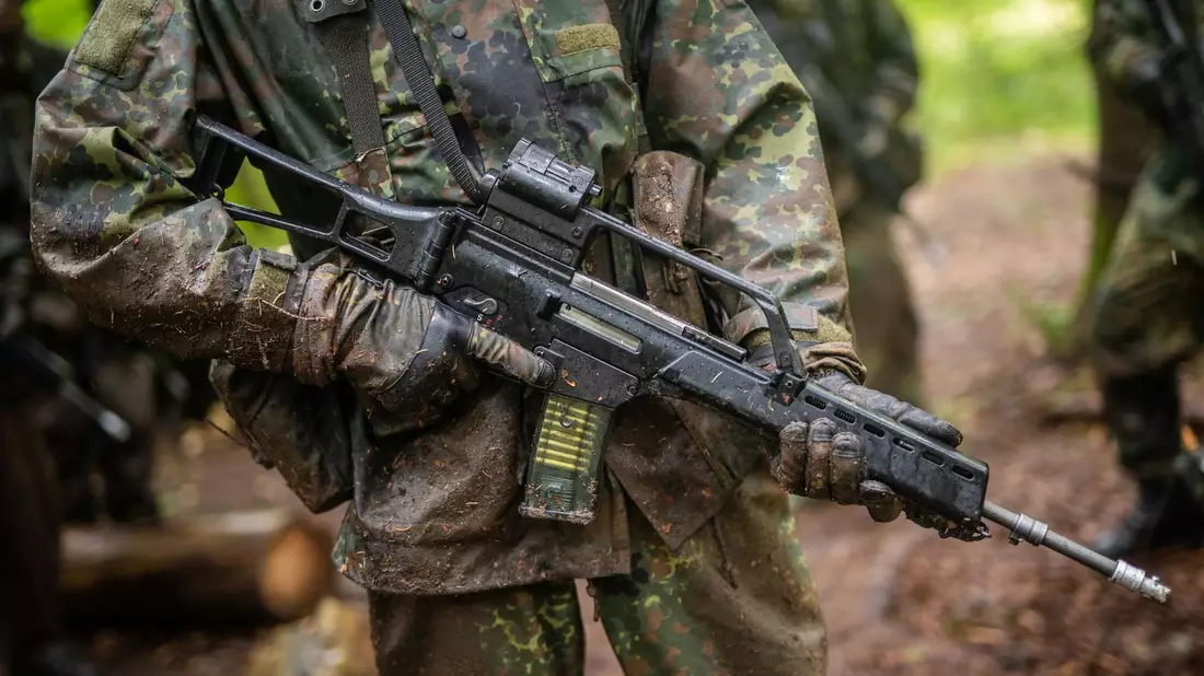 Laut Ifo-Institut sind aus dem 100 Milliarden starken Sondervermögen für die Bundeswehr bis Mitte 2023 erst 1,2 Milliarden Euro abgeflossen (Symbolfoto). - Bild: Christoph Schmidt/dpa