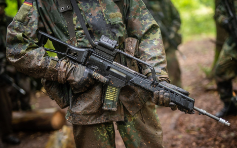 Laut Ifo-Institut sind aus dem 100 Milliarden starken Sondervermögen für die Bundeswehr bis Mitte 2023 erst 1,2 Milliarden Euro abgeflossen (Symbolfoto). - Foto: Christoph Schmidt/dpa