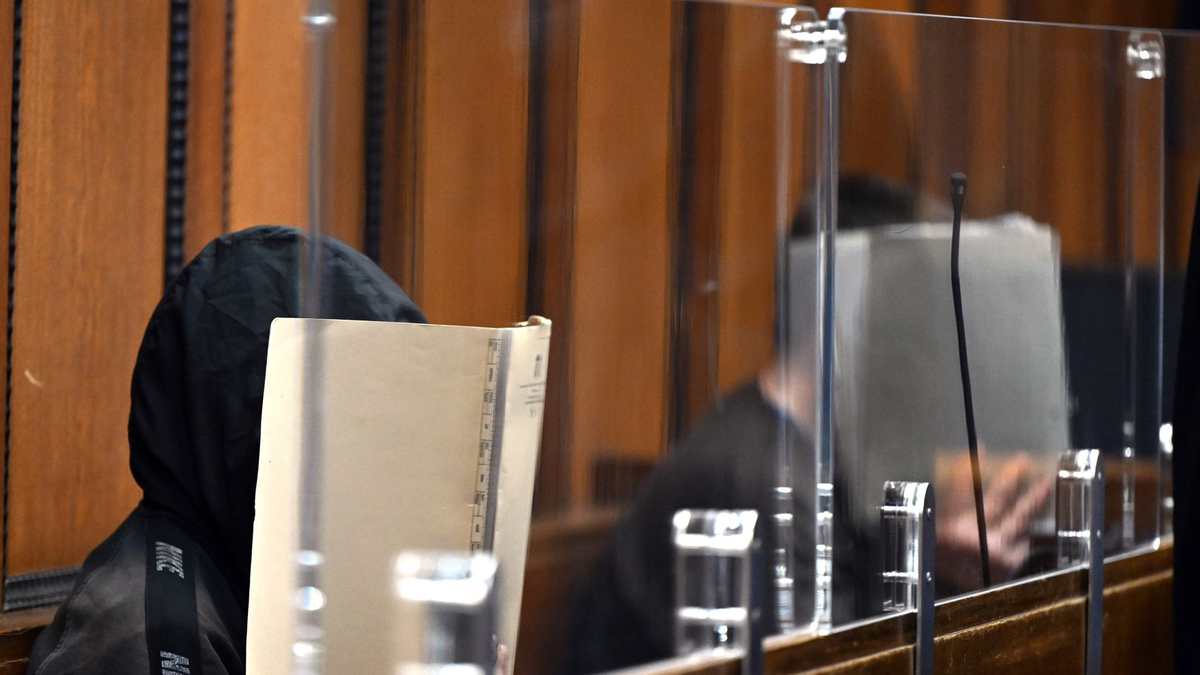 Zwei der drei Angeklagten im Gerichtssaal in Mönchengladbach. - Foto: Federico Gambarini/dpa