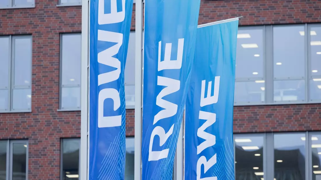 Flaggen wehen vor der Konzernzentrale von RWE in Essen. Der Energiekonzern ist laut dem neuesten Marktmachtbericht der größte Stromerzeuger in Deutschland. - Bild: Rolf Vennenbernd/dpa