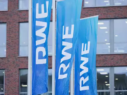 Flaggen wehen vor der Konzernzentrale des Energiekonzerns RWE.  - Foto: Rolf Vennenbernd/dpa