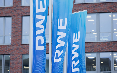 Flaggen wehen vor der Konzernzentrale des Energiekonzerns RWE.  - Foto: Rolf Vennenbernd/dpa