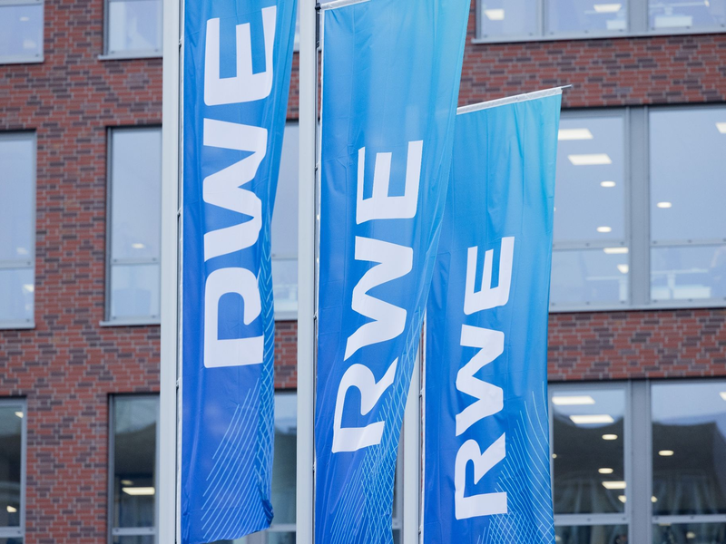 Flaggen wehen vor der Konzernzentrale des Energiekonzerns RWE.  - Foto: Rolf Vennenbernd/dpa