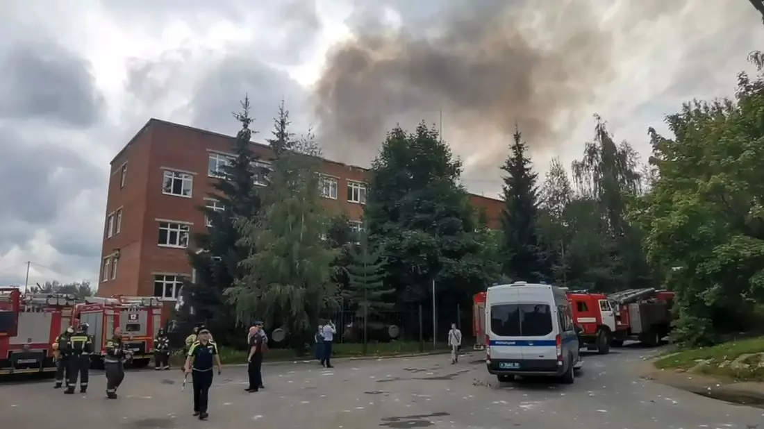Rauch steigt über dem Fabrikgelände in Sergijew Possad auf. - Bild: Uncredited/Administration of Sergiev Posad municipal district of Moscow region telegram channel/AP/dpa