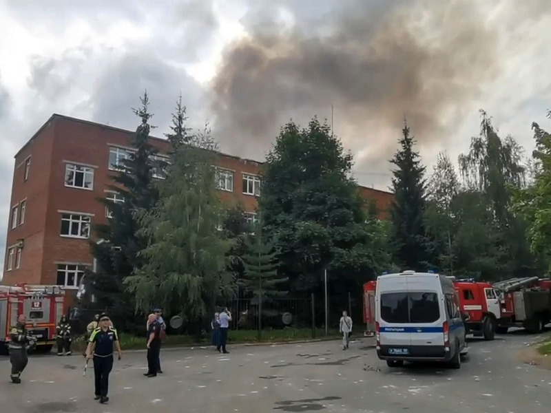 Rauch steigt über dem Fabrikgelände in Sergijew Possad auf. - Foto: Uncredited/Administration of Sergiev Posad municipal district of Moscow region telegram channel/AP/dpa