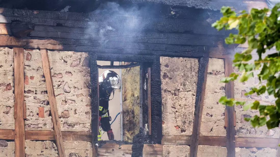 Am Mittwochmorgen hatte es in der Ferienunterkunft in Wintzenheim ein Feuer gegeben. - Bild: Philipp von Ditfurth/dpa