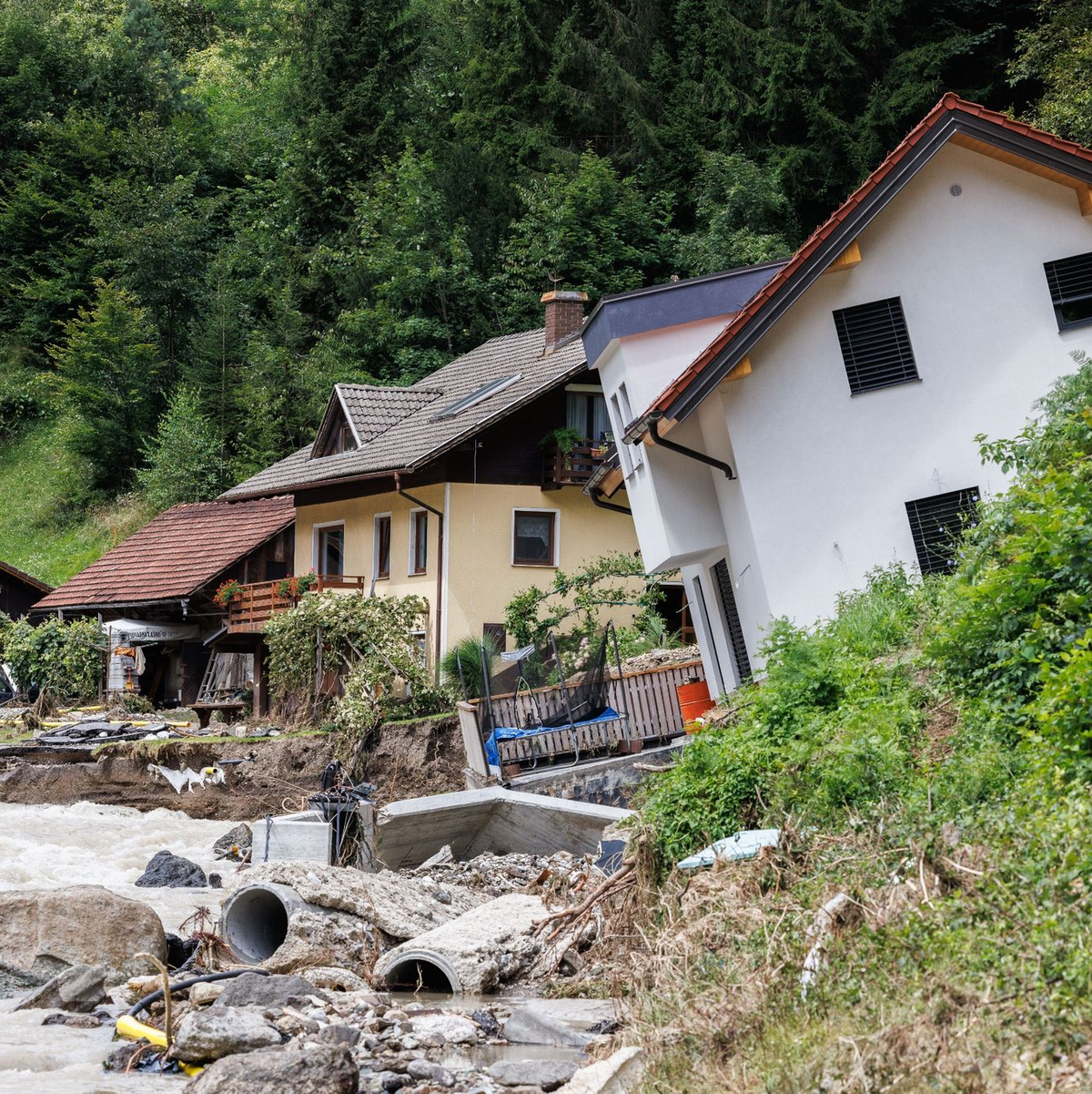 Die verheerenden Überschwemmungen in Slowenien richteten enorme Schäden an. - Foto: Luka Dakskobler/SOPA Images via ZUMA Press Wire/dpa