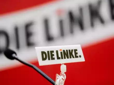 Am dritten Parteitag in Augsburg will die Linke die Liste der Kandidatinnen und Kandidaten für die Europawahl komplettieren. - Foto: Christoph Soeder/dpa