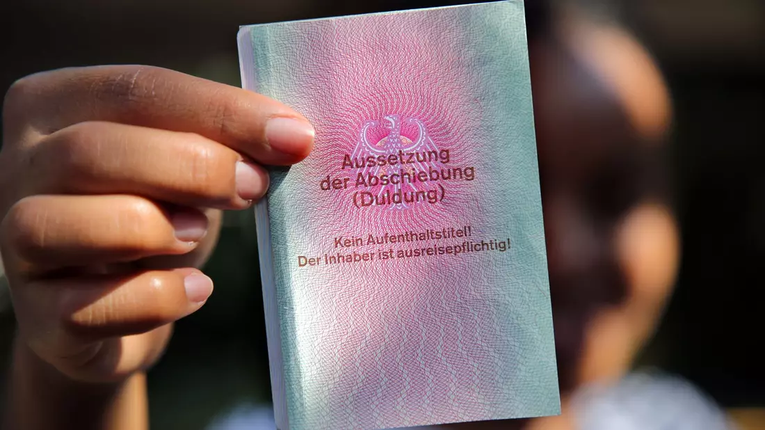 Geduldete sind Menschen, die zwar ausreisepflichtig sind, aber aus bestimmten Gründen nicht abgeschoben werden können. - Bild: Wolfgang Kumm/dpa
