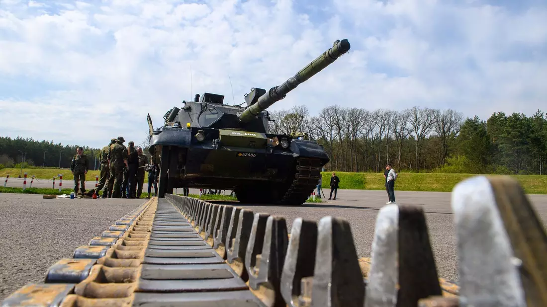 Ukrainische Soldaten arbeiten an einem Kampfpanzer vom Typ Leopard 1 A5. - Bild: Klaus-Dietmar Gabbert/dpa
