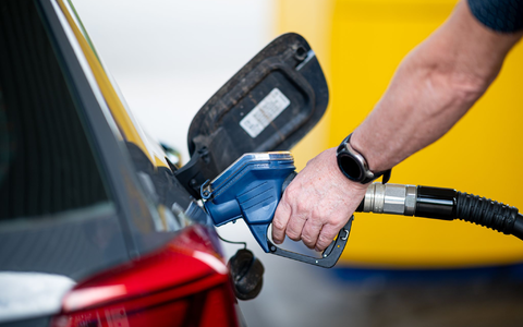 Diesel ist nochmals teurer geworden. - Foto: Daniel Reinhardt/dpa