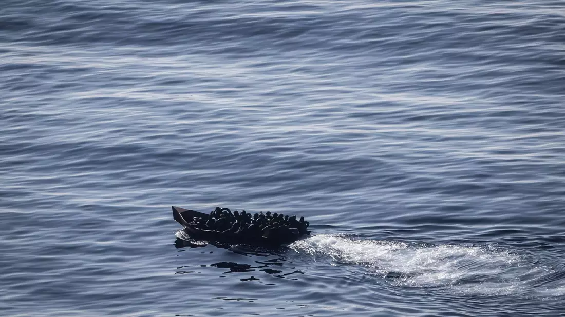 Migranten steuern ein Boot von der Nordküste Afrikas über das Mittelmeer in Richtung Lampedusa (Archivbild). - Bild: Oliver Weiken/dpa