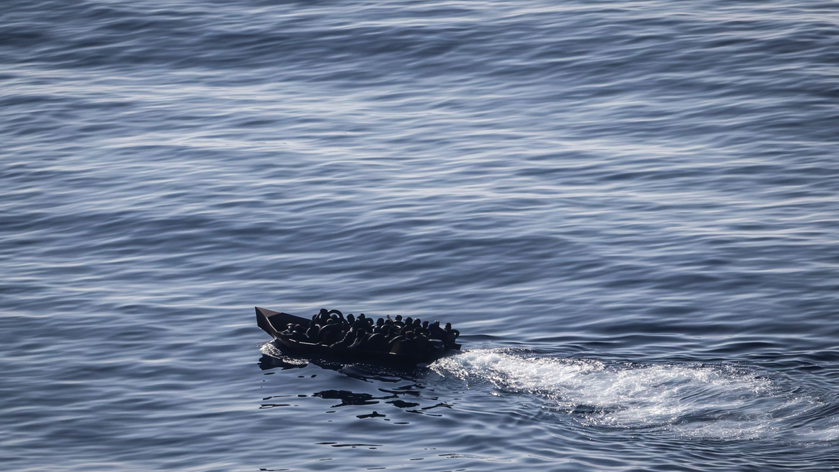 Migranten steuern ein Boot von der Nordküste Afrikas über das Mittelmeer in Richtung Lampedusa (Archivbild). - Foto: Oliver Weiken/dpa