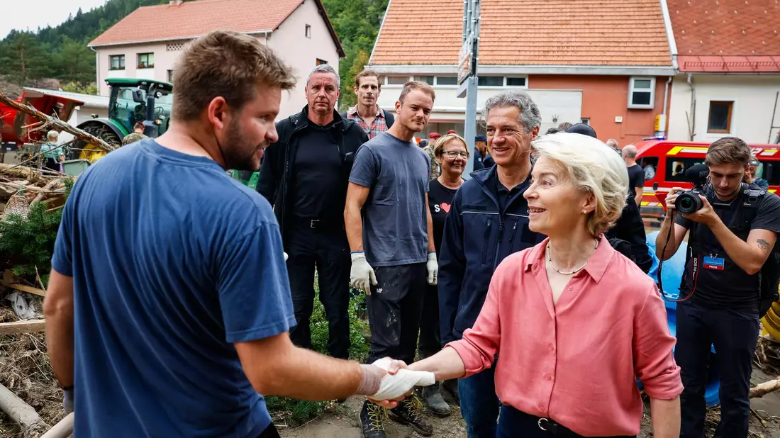 EU-Kommissionspräsidentin Ursula von der Leyen besucht ein Katastrophengebiet in Slowenien. - Bild: Anze Malovrh/STA/dpa